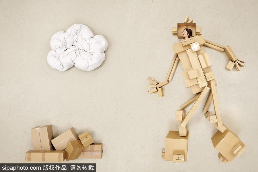 想象力飛出天際 衛生紙拖鞋玩具打造的”怪獸英雄“世界