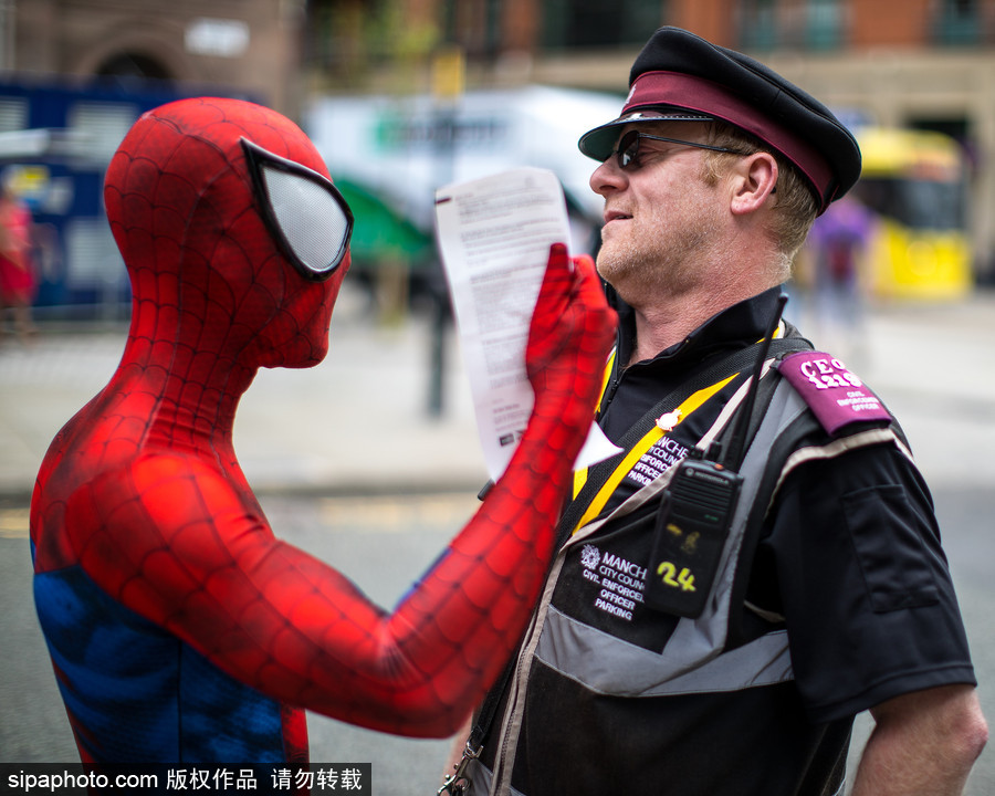 英國曼徹斯特動(dòng)漫展 蜘蛛俠蝙蝠俠街頭穿梭似“穿越”