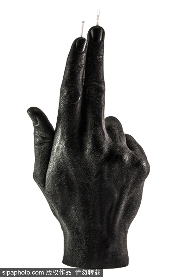 你認(rèn)出這是蠟燭了嗎？立陶宛一公司推出人手型蠟燭可燃燒20小時(shí)