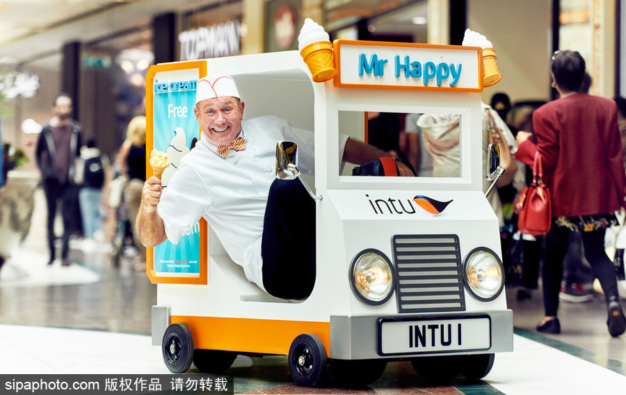 太迷你了！世界最小冰淇淋車亮相似來自“小人國”