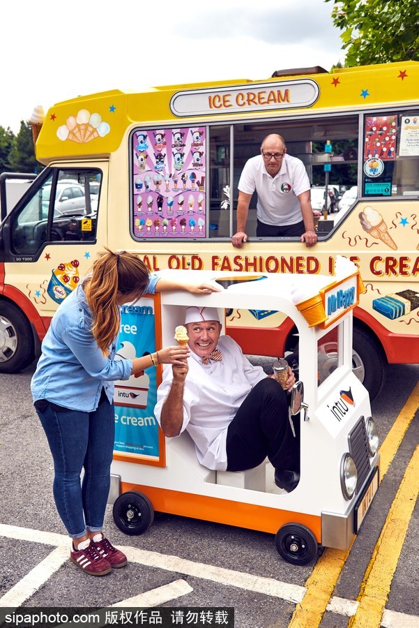 太迷你了！世界最小冰淇淋車亮相似來(lái)自“小人國(guó)”