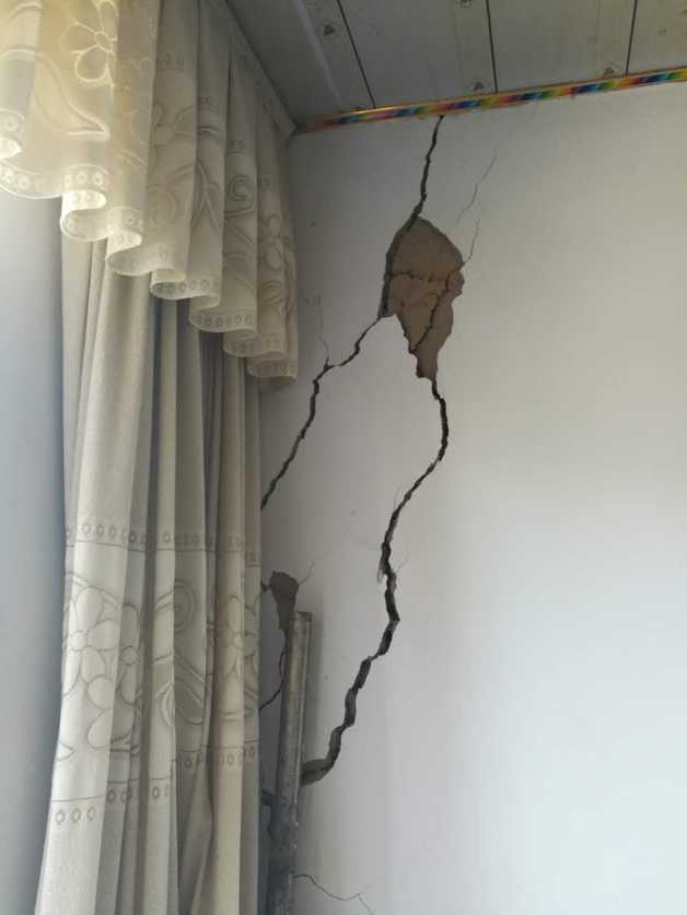 新疆軍區(qū)全力做好精河縣抗震救災(zāi)工作 上百名官兵展開(kāi)救援