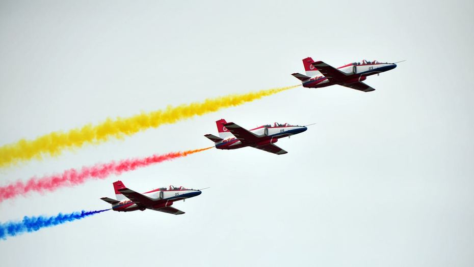 赤橙黃綠青藍紫，長空雄鷹呈英豪！