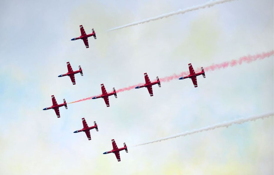 赤橙黃綠青藍(lán)紫，長(zhǎng)空雄鷹呈英豪！