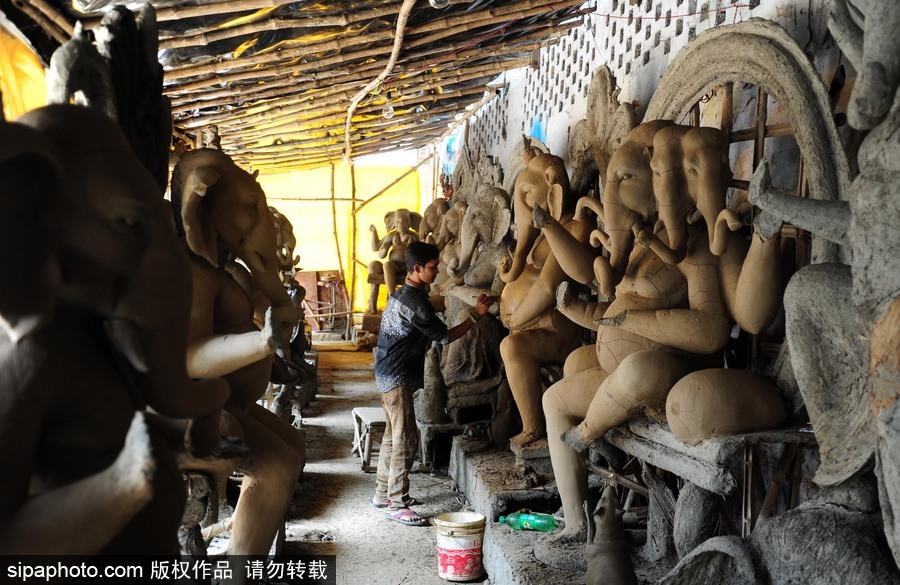 走近印度傳統節日甘尼許節 當地藝術家用黏土制作象神甘尼許