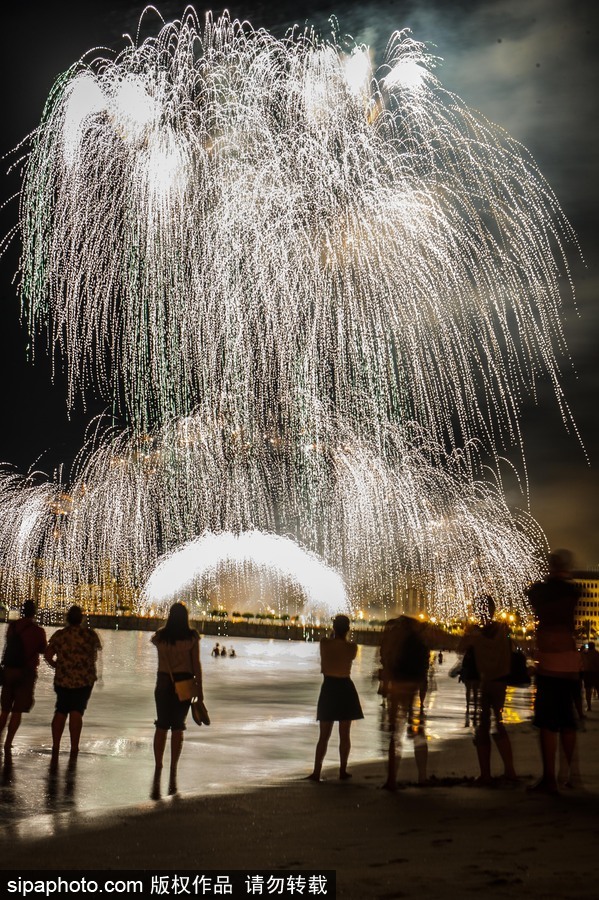 西班牙圣塞巴斯蒂安盛大煙火點(diǎn)亮夜空 璀璨絕美