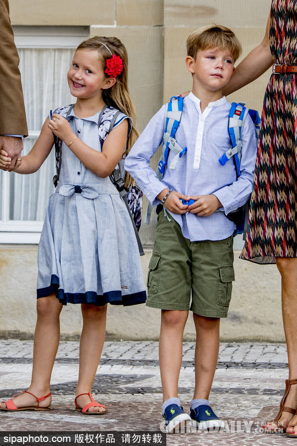 丹麥王儲龍鳳胎兒女迎來入學日 小王子神情“哀傷”小公主興奮雀躍