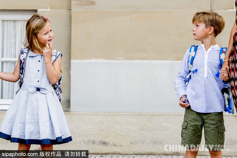 丹麥王儲龍鳳胎兒女迎來入學日 小王子神情“哀傷”小公主興奮雀躍