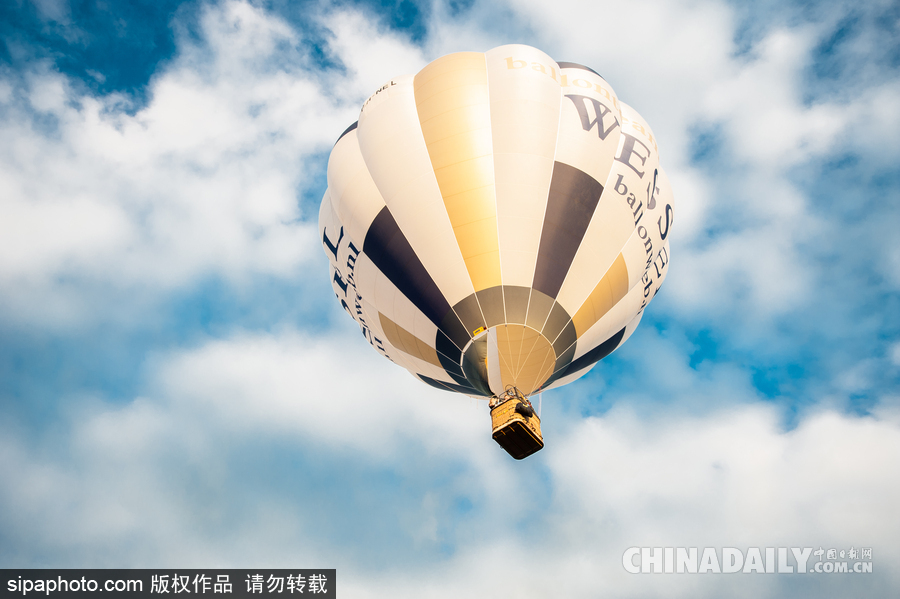 藍天下的飛行浪漫！荷蘭巴訥費爾德熱氣球節開幕