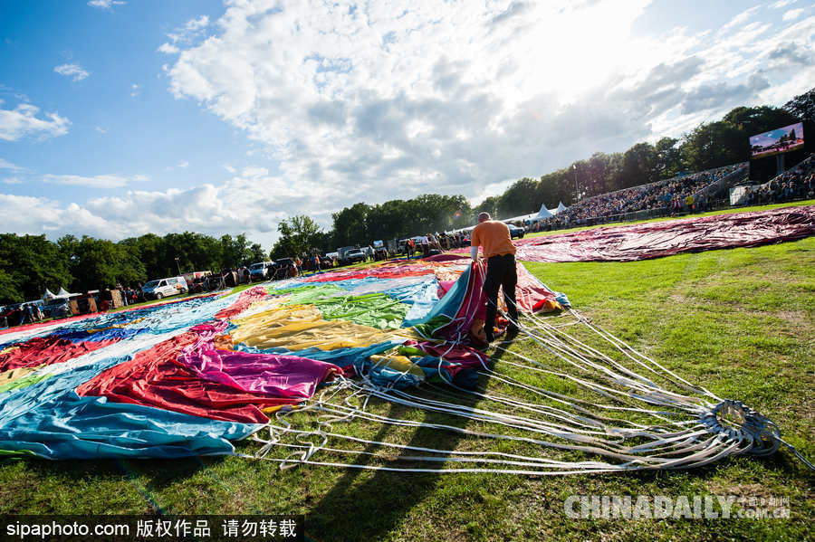 藍天下的飛行浪漫！荷蘭巴訥費爾德熱氣球節(jié)開幕