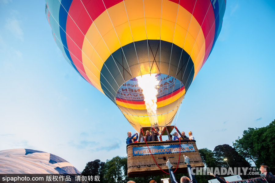 藍(lán)天下的飛行浪漫！荷蘭巴訥費爾德熱氣球節(jié)開幕