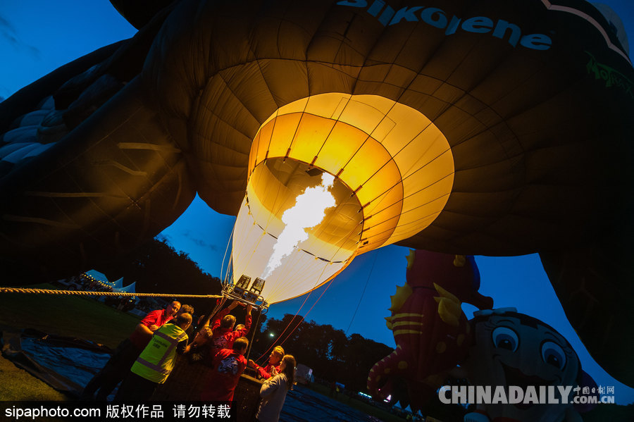 藍天下的飛行浪漫！荷蘭巴訥費爾德熱氣球節開幕