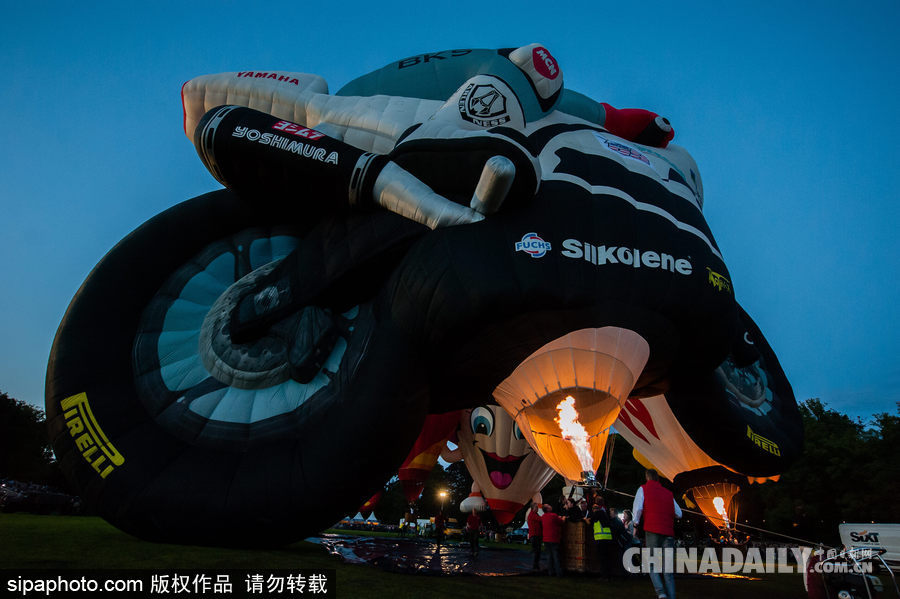 藍天下的飛行浪漫！荷蘭巴訥費爾德熱氣球節開幕