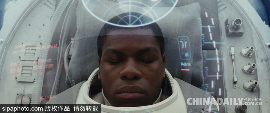 《星球大戰(zhàn)：最后絕地武士》海報(bào)曝光 12月震撼登陸