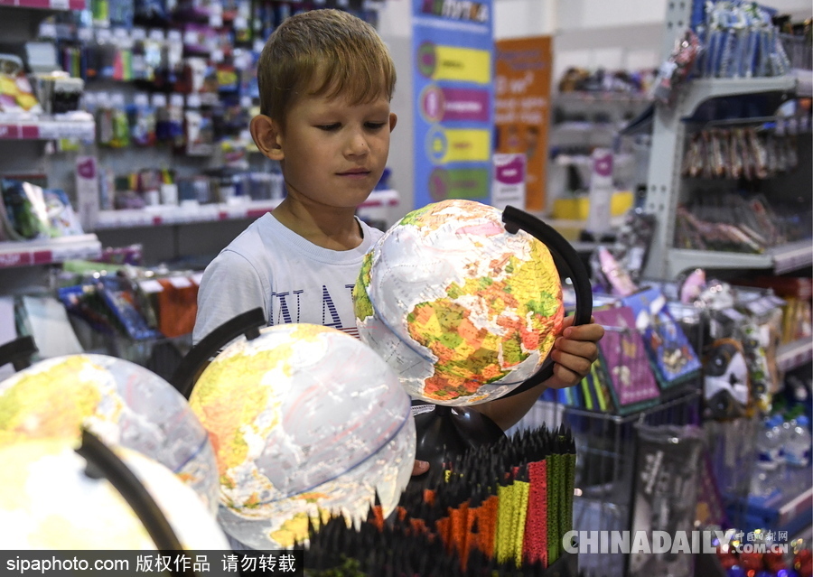 俄羅斯開學季將到來 萌娃文具店“大采購”