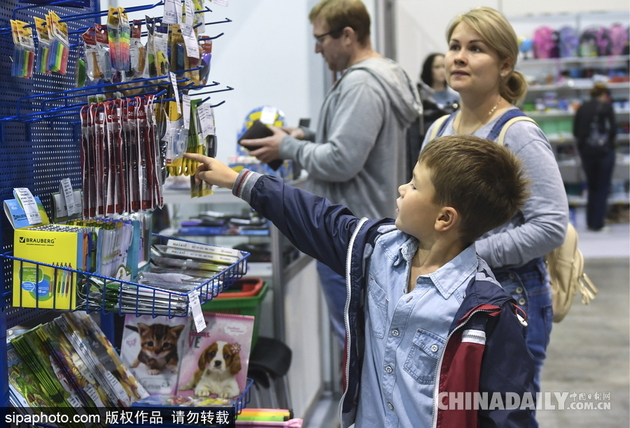 俄羅斯開學季將到來 萌娃文具店“大采購”