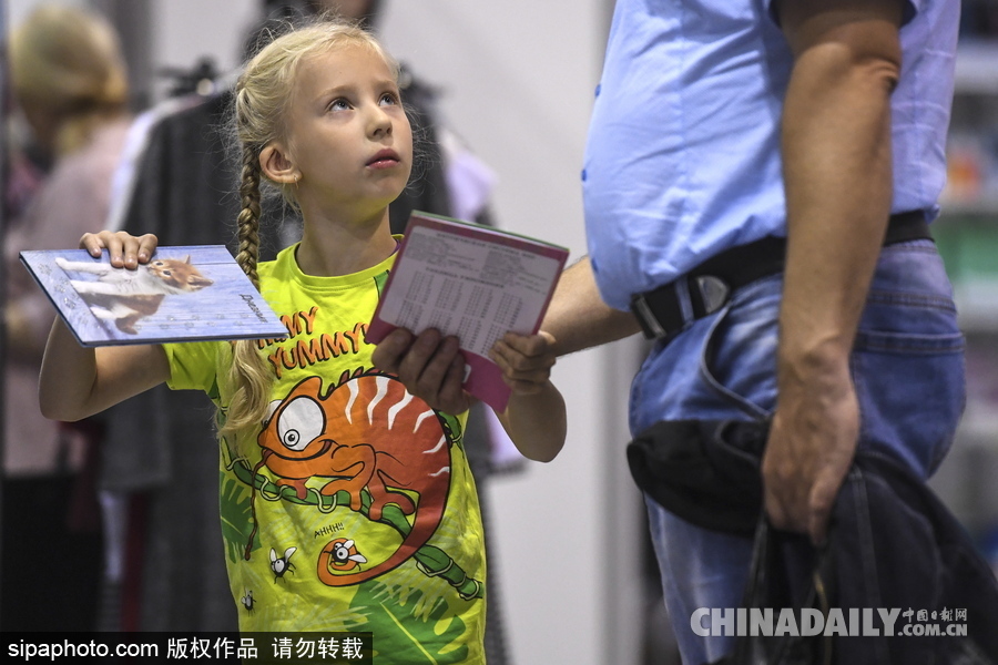 俄羅斯開學(xué)季將到來(lái) 萌娃文具店“大采購(gòu)”