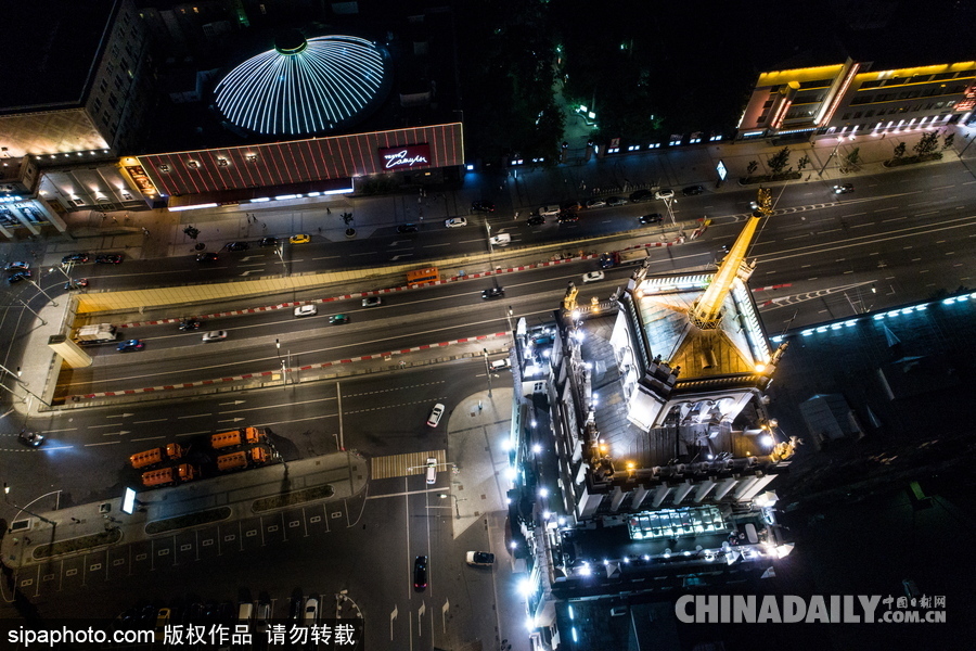 俄羅斯莫斯科城市夜景 燈光通明街頭車輛川流不息