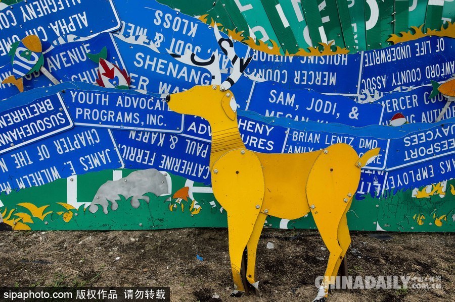 美國(guó)賓州打造“路標(biāo)雕塑花園” 絢麗多彩童趣十足