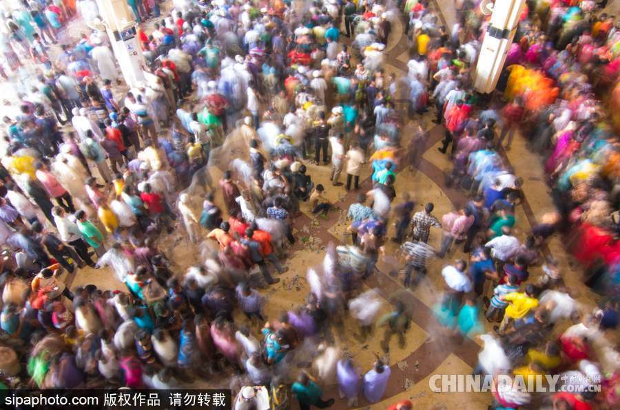 宰牲節(jié)即將到來 孟加拉國“火車大軍”購票場(chǎng)面不輸中國春運(yùn)