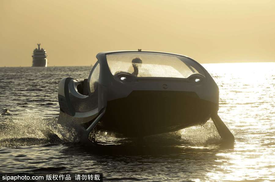 法國海洋氣泡船試運(yùn)行 巴黎塞納河上馳騁