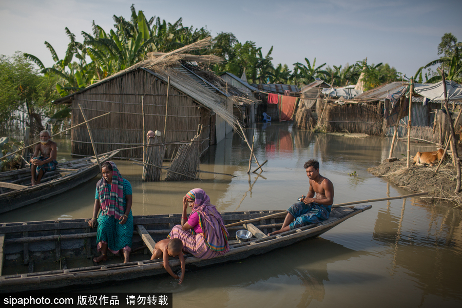 孟加拉國洪水肆虐 探訪當?shù)鼐用竦?#8220;水上”生活