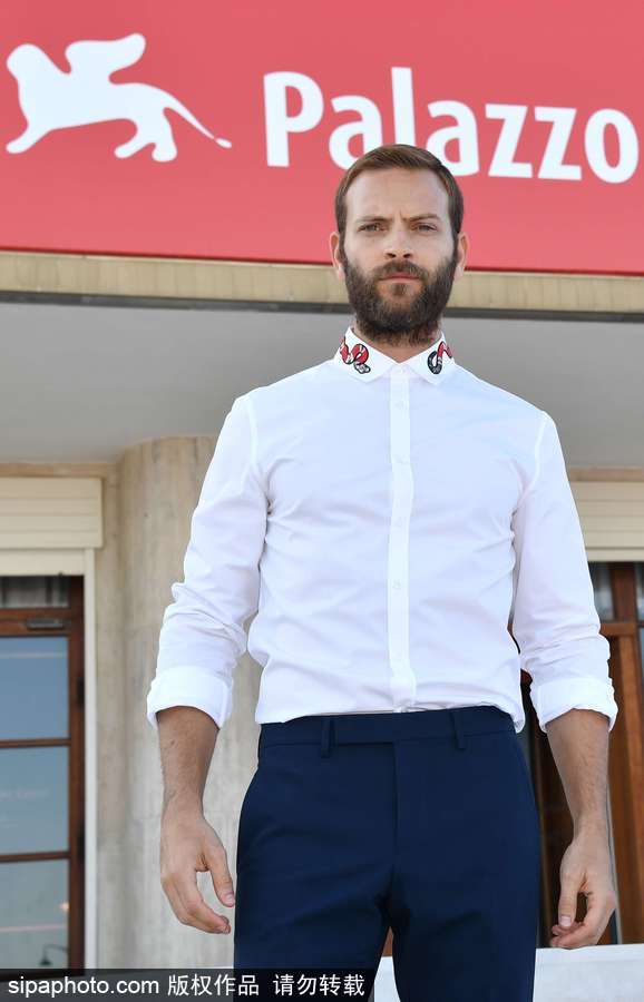 74屆威尼斯：開幕式帥氣主持人亞歷桑德羅·伯格現(xiàn)身場(chǎng)外吸引無(wú)數(shù)鏡頭