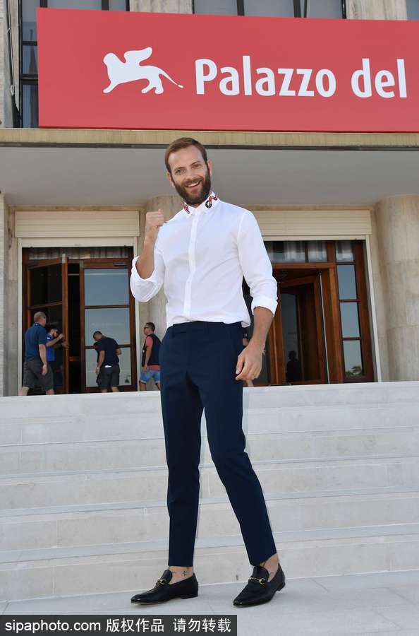 74屆威尼斯：開幕式帥氣主持人亞歷桑德羅·伯格現身場外吸引無數鏡頭