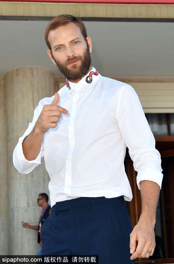 74屆威尼斯：開幕式帥氣主持人亞歷桑德羅·伯格現身場外吸引無數鏡頭