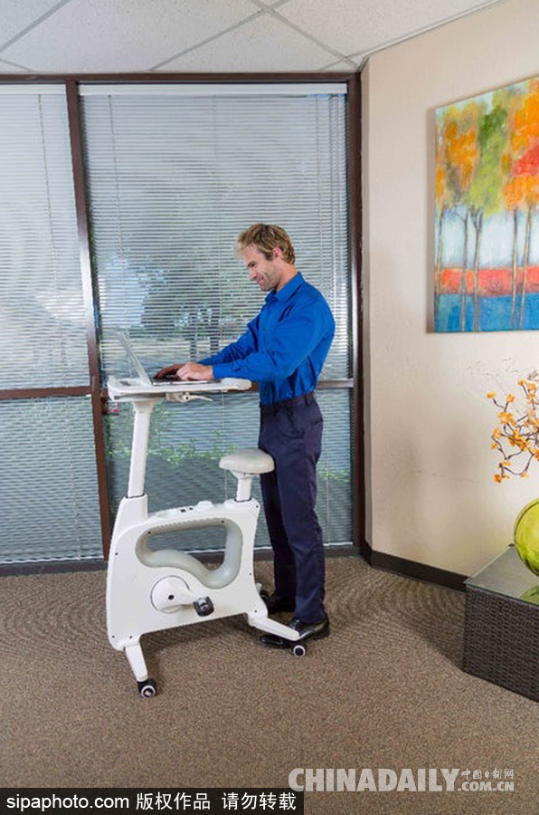 工作健身兩不誤！站立式書桌與單車完美結合