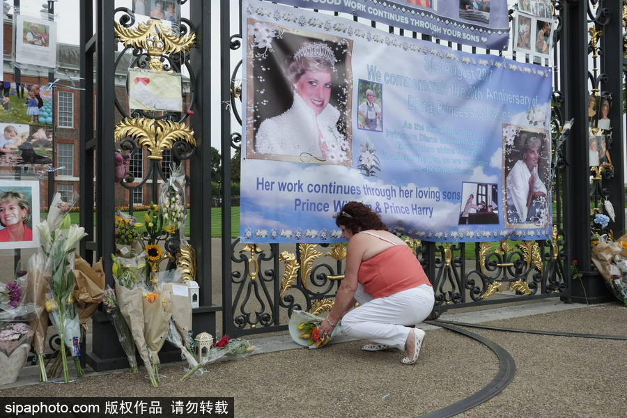 英國肯辛頓宮外擺滿照片鮮花 紀念戴安娜王妃逝世20周年