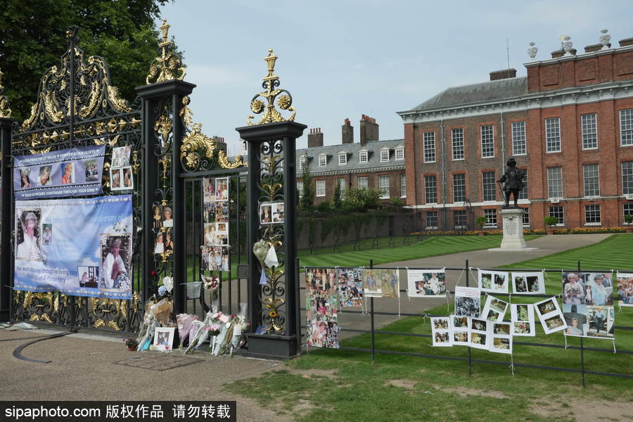 英國肯辛頓宮外擺滿照片鮮花 紀念戴安娜王妃逝世20周年