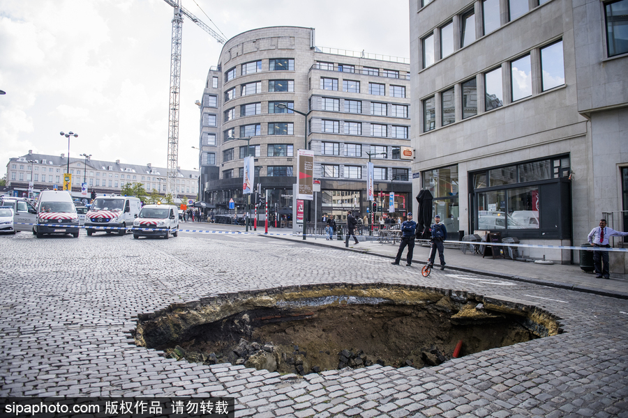 比利時布魯塞爾中央車站路面塌陷 驚現巨坑