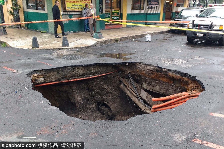 比利時布魯塞爾中央車站路面塌陷 驚現巨坑