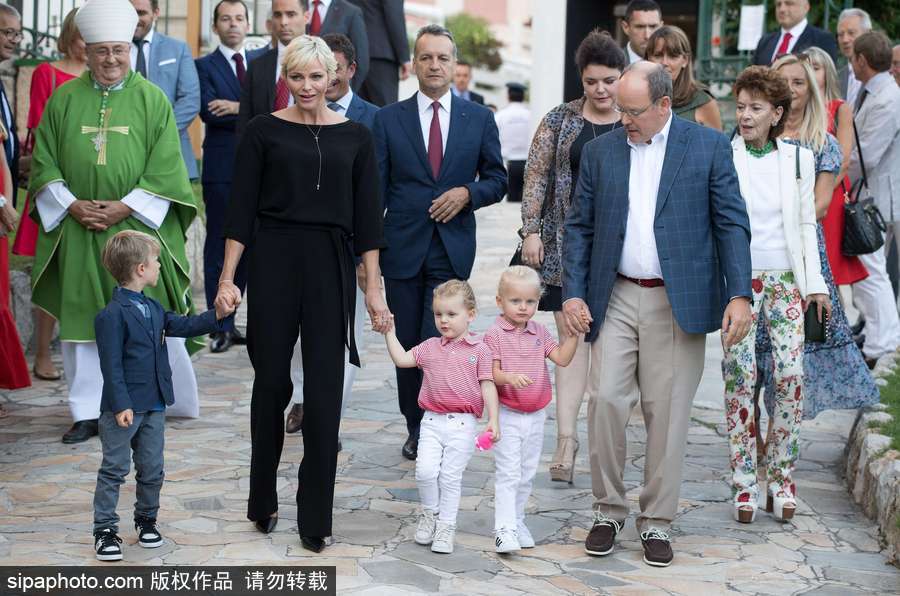 摩納哥王室參加傳統(tǒng)野餐節(jié)活動(dòng) 龍鳳雙胞胎亮相萌翻全場(chǎng)