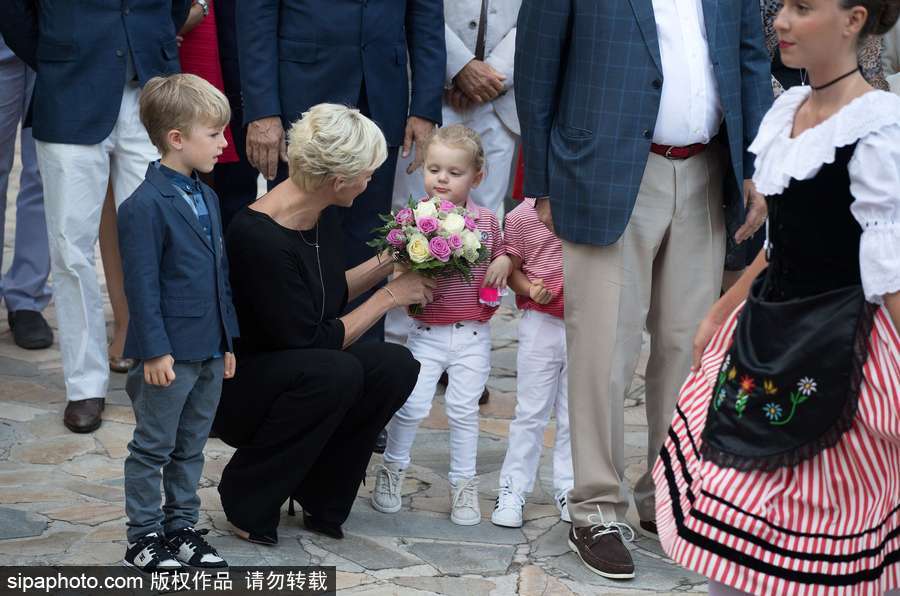 摩納哥王室參加傳統野餐節活動 龍鳳雙胞胎亮相萌翻全場