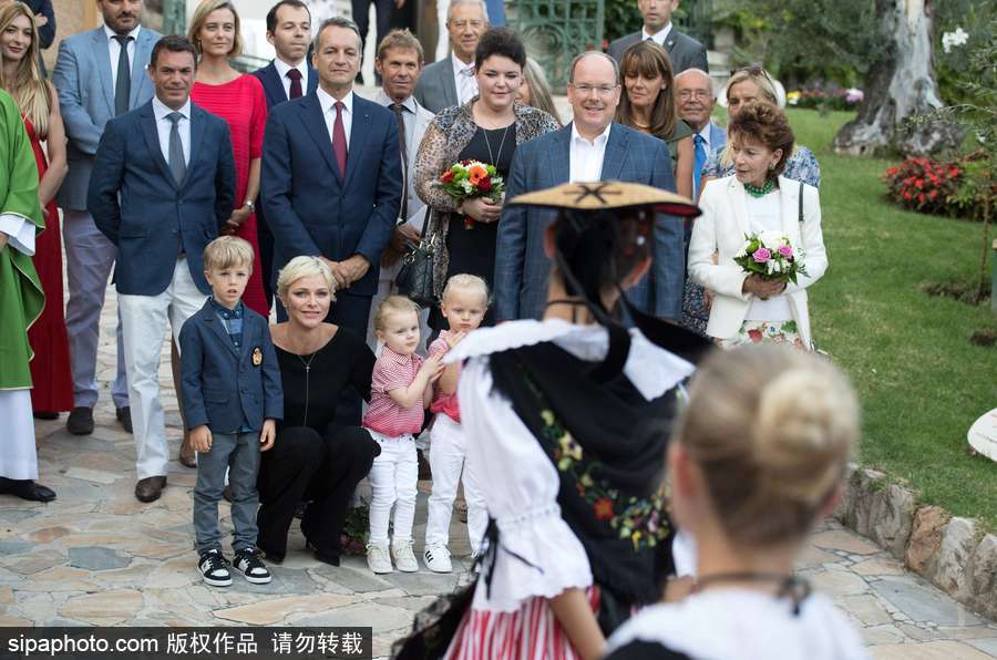 摩納哥王室參加傳統野餐節活動 龍鳳雙胞胎亮相萌翻全場