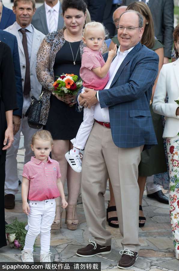 摩納哥王室參加傳統(tǒng)野餐節(jié)活動(dòng) 龍鳳雙胞胎亮相萌翻全場(chǎng)