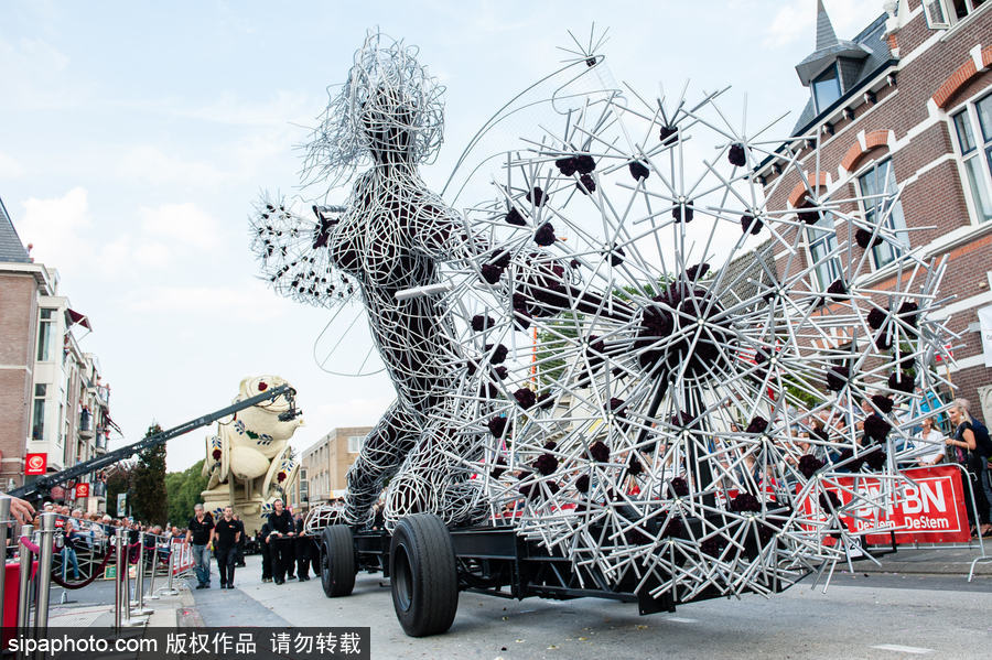 鮮花還能這樣玩 荷蘭鮮花大游行現(xiàn)巨型花卉“怪獸”