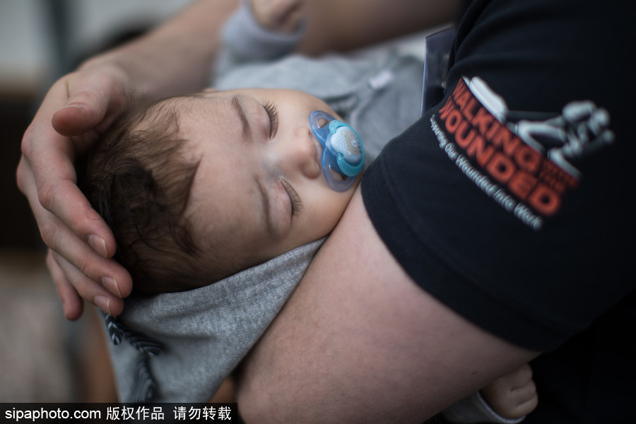 將添小侄子或小侄女？ 哈里王子滿臉喜氣造訪慈善機構