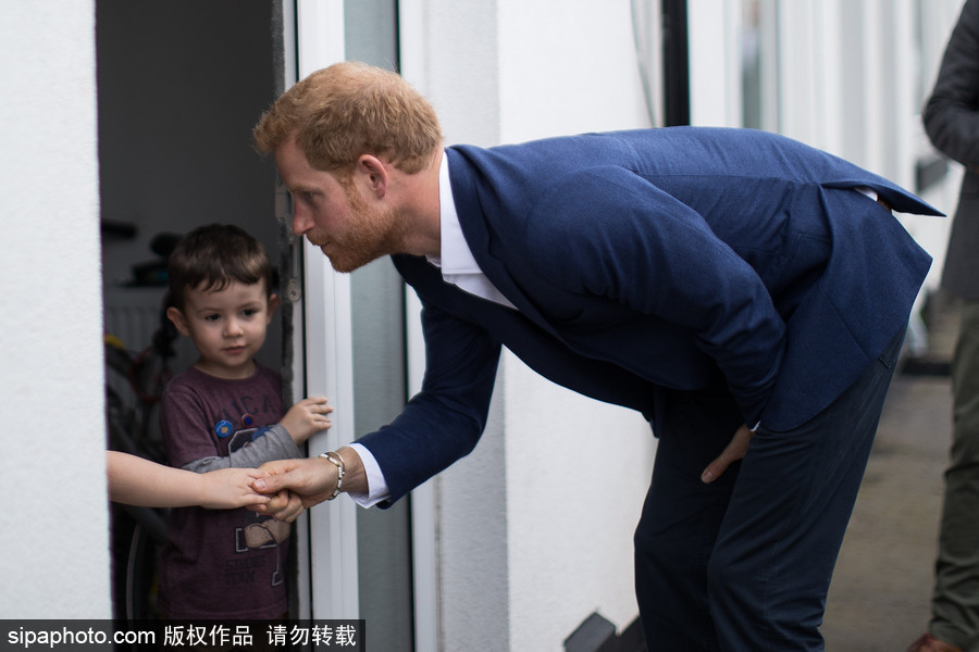 將添小侄子或小侄女？ 哈里王子滿臉喜氣造訪慈善機構
