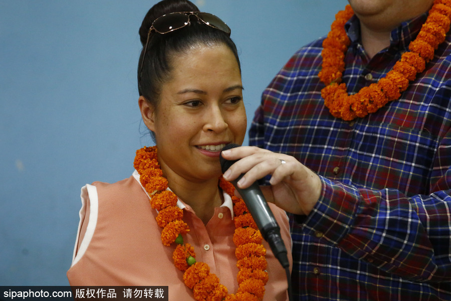 世界上首位獲得執(zhí)照的無(wú)臂女飛行員 訪問(wèn)尼泊爾鼓勵(lì)殘疾人