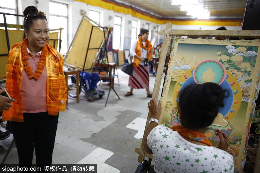 世界上首位獲得執(zhí)照的無(wú)臂女飛行員 訪問(wèn)尼泊爾鼓勵(lì)殘疾人