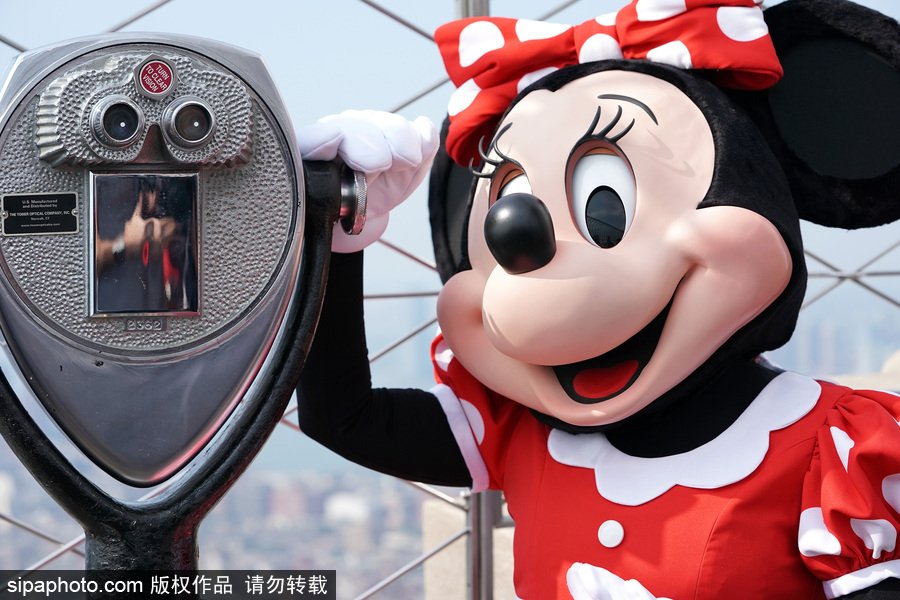 米妮登頂?shù)蹏髲B拍照 演繹無盡歡樂