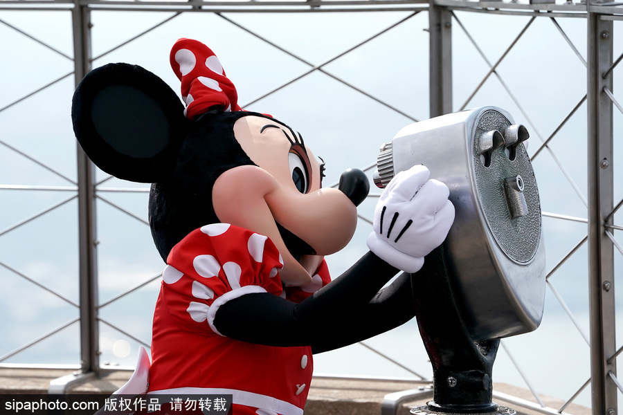 米妮登頂?shù)蹏?guó)大廈拍照 演繹無(wú)盡歡樂(lè)