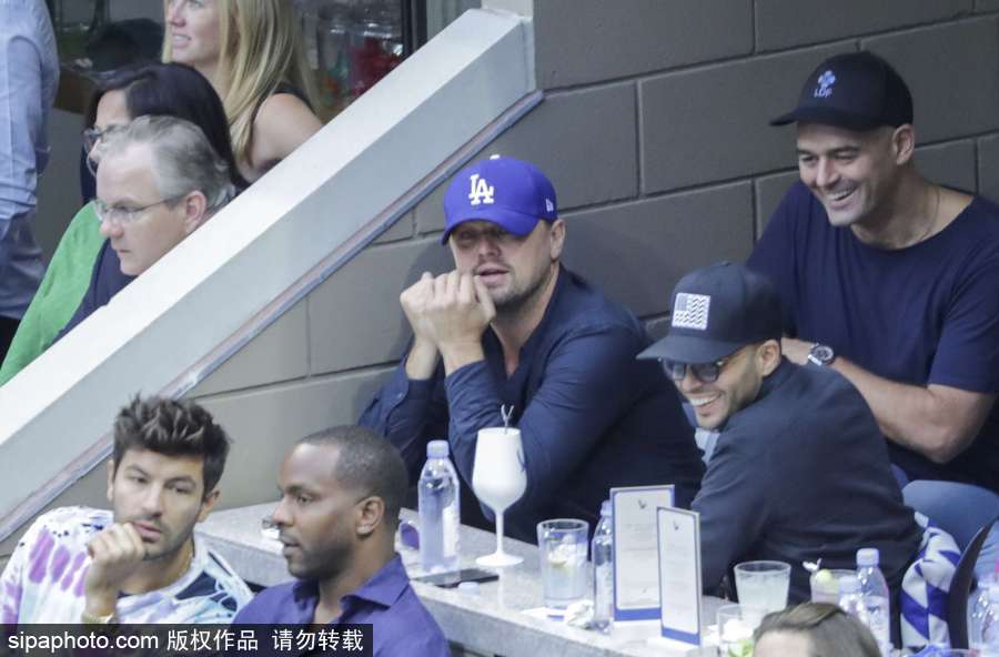 “小李子”萊昂納多現身美網賽場 坐角落與友人熱聊