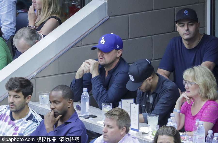 “小李子”萊昂納多現(xiàn)身美網(wǎng)賽場(chǎng) 坐角落與友人熱聊