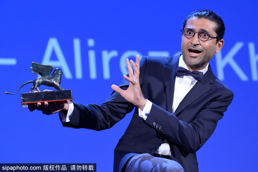 第74屆威尼斯電影節閉幕式現場 最佳導演激動落淚新晉影后氣場逼人