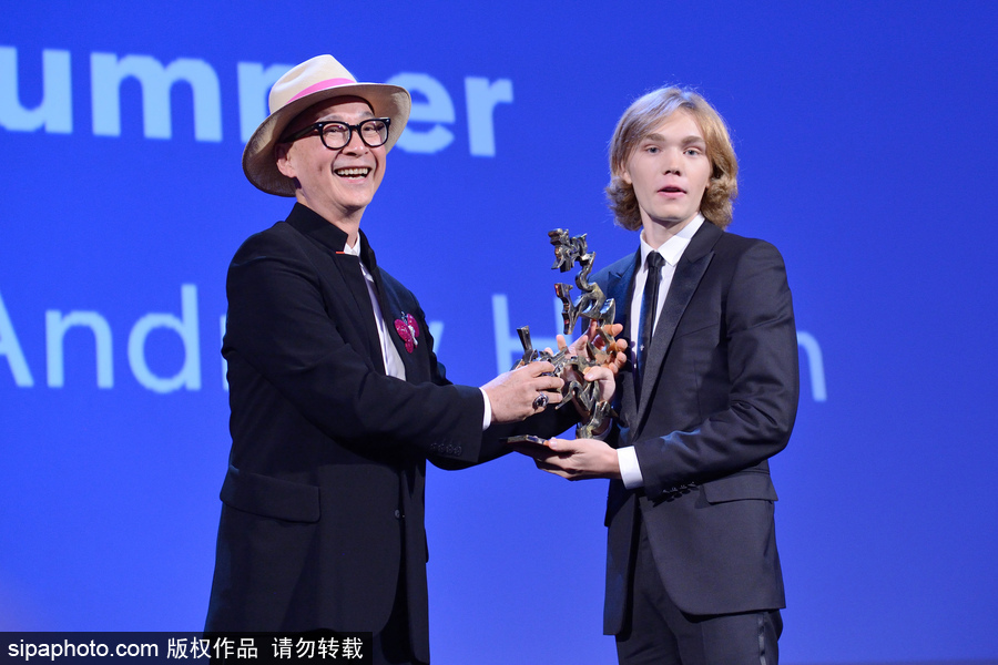 第74屆威尼斯電影節閉幕式現場 最佳導演激動落淚新晉影后氣場逼人