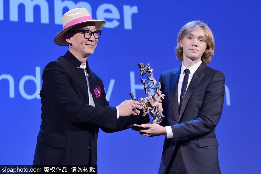 第74屆威尼斯電影節閉幕式現場 最佳導演激動落淚新晉影后氣場逼人